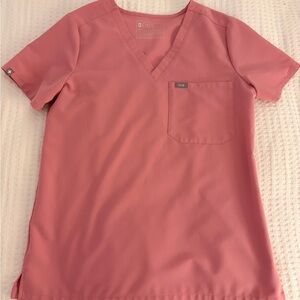 Figs Women's Short Sleeve V-Neck Top in Rose